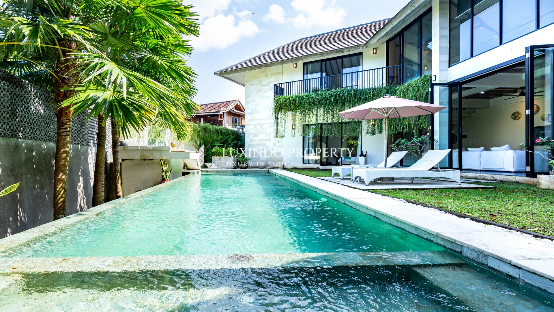 KEROBOKAN – LUMINOUS 4-BEDROOM VILLA WITH UPPER LOUNGE FOR LEASEHOLD (LHV951)
